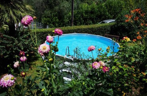 Strettoia House | Parte di casa con giardino e piscina