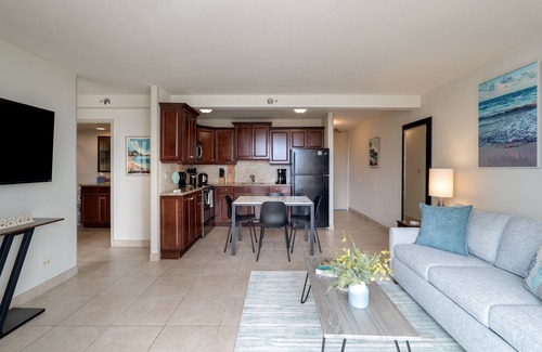 Waikiki Condo | Partial Ocean View Waikiki Suite, Close to beach, AC, Free Wi-Fi & Pool!