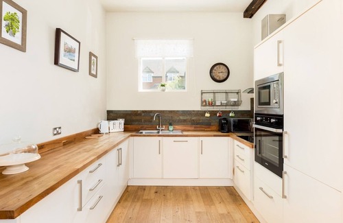 Shottery House | Pass the Keys | Charming 3 Bed in Historic Shottery