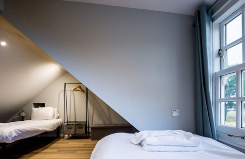 Falkland House | Pass the Keys | 1 bedroom studio with a cosy indoor log fire