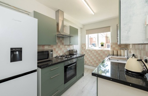 Winnersh Apartment | Pass the Keys | 2BDR Peaceful Ground Floor Apartment Free Parking