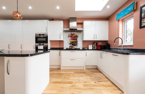 Sidcup House | Pass the Keys | 4 Bed house + Parking, 5 mins Sidcup Station
