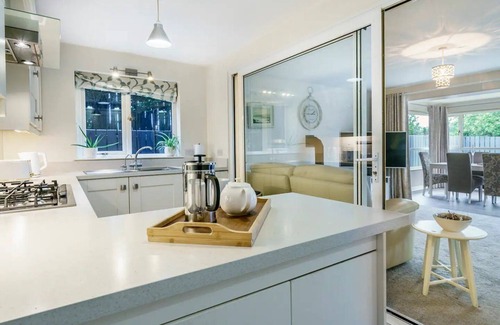Holywood House | Pass the Keys | Beautiful 3 BR Retreat in the Holywood Hills