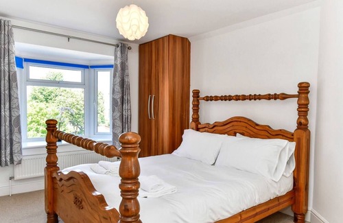 Barry House | Pass the Keys | Beautiful 4 Bedroom House with Sea Views and Parking