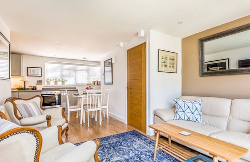 Funtington House | Pass the Keys | Charming Cottage with Garden
