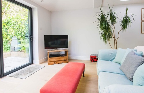 Earlsfield Apartment | Pass the Keys | Garden Earlsfield Gem