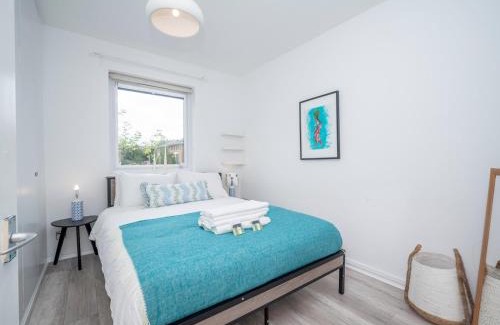 Surrey Docks Apartment | Pass the Keys London apartment - Waterfront Terrace Parking