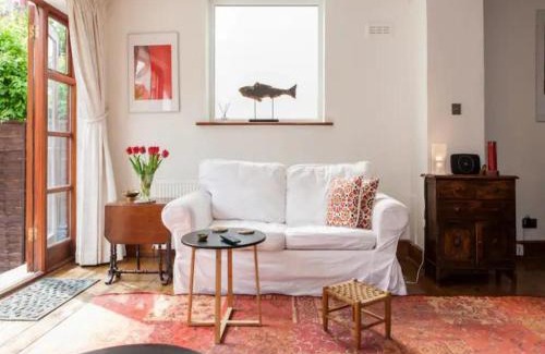 Earlsfield House | Pass the Keys - Mediterranean Garden Home