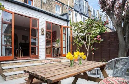 Earlsfield House | Pass the Keys - Mediterranean Garden Home