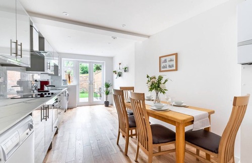 Oxford House | Pass the Keys | Modern 3 Bed + Parking in Oxford nr. JR Hospital