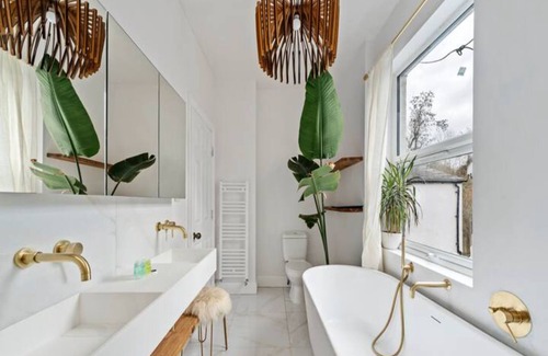 Knight's Hill House | Pass the Keys | Modern and luxury London house