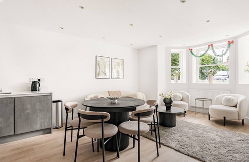 Thurlow Park Apartment | Pass the Keys |Modern & spacious flat w/car park in South London