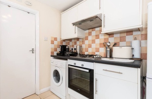 Abbey House | Pass the Keys | Perfect spot for Wimbledon! Relax and feel at home