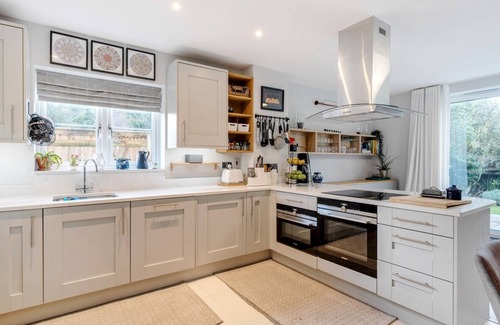 Leatherhead House | Pass the Keys Spacious Family Oasis | Explore with Ease!