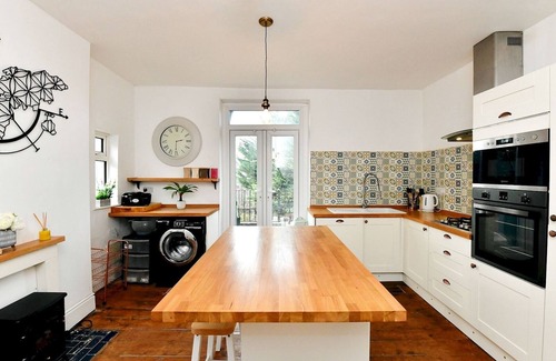 Adamsdown Apartment | Pass the Keys | Spacious 3 Bedroom Apartment Close to City Centre