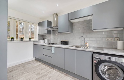 Wythenshawe House | Pass the Keys | Superb 3 bed | Close to Airport
