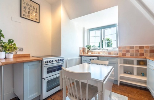 East Molesey Apartment | Pass the Keys | Victorian Flat A Stones Throw From Hampton Court
