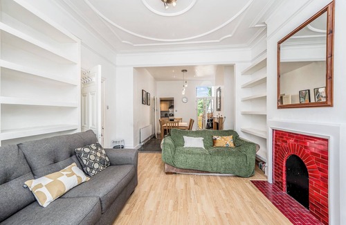 St. Leonard's House | Pass the Keys | Wonderful Six Bed Victorian Home in London