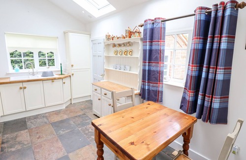 Holton Le Clay Cottage | PAT'S COTTAGE, pet friendly, with open fire in Market Rasen