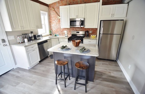 Chestnut Hill Apartment | Patio/Grill/Chestnut Hill/2 BR/1.5 BA