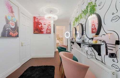 Abbeyfeale Villa | Patriot Bar Hottub-sleeps30