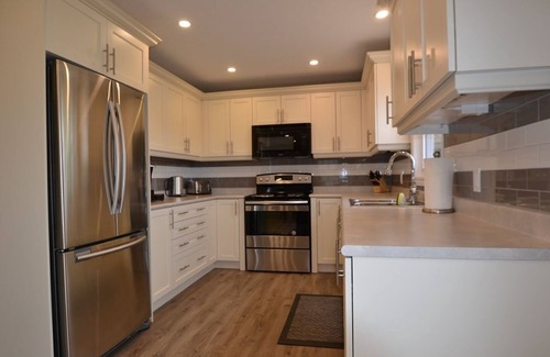 Faraday House | Paudash Lake 3 Bedroom, 4 Season Cottage w/Hottub