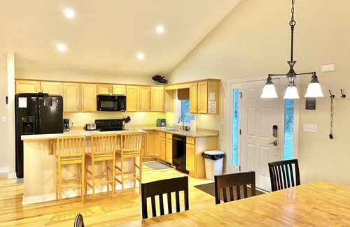 Mineral House | Pauley Lakehouse Lake Anna- waterfront, private dock, fire-pit, kayaks/canoe