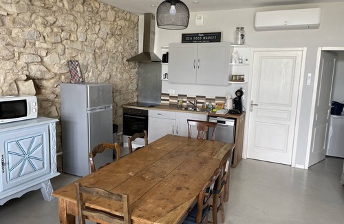 Bages Apartment | Pause by the pond