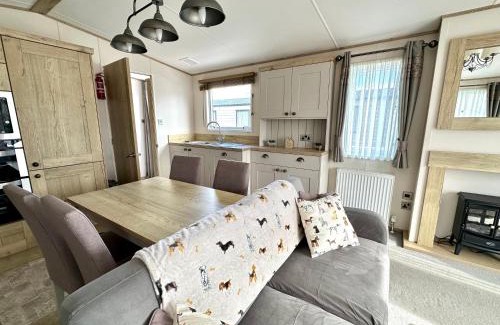 Ampney Crucis House | Paws Lodge, Hot Tub, Pet Friendly