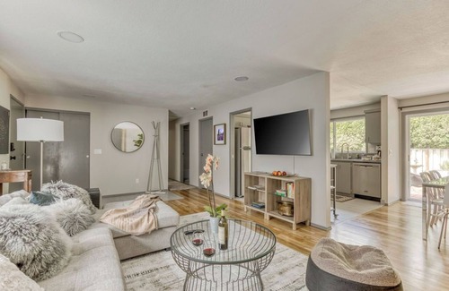 West Haven-Sylvan House | PDX Launching Pad - 2 bedroom house in a close-in, quiet Portland neighborhood