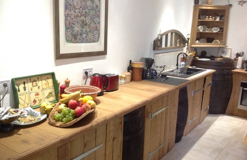 Jegun House | Peace at the end of the track, unwind and relax in the interesting old winery