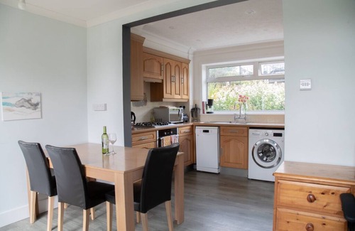 Woodingdean House | Peaceful 2 Bedroom House w/Free Parking + Sea View, close to the South Downs