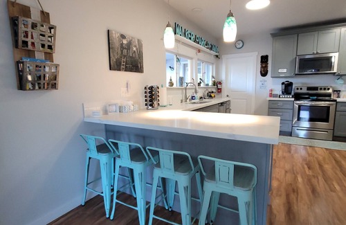 Shelton House | Peaceful 2+ Bedroom House, Salt Water Peekaboo View, WiFi, A/C & near the Park.