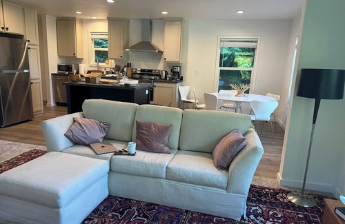 Langley House | Peaceful 2-bedroom Water View Home in Langley with Private Beach Access and Wifi