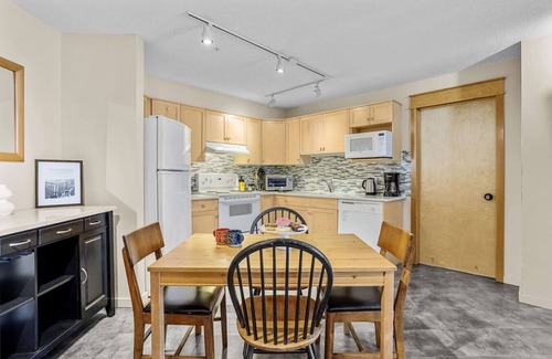 Cougar Creek Apartment | Peaceful 2BR for 8 w/Balcony, BBQ & Gym!