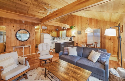Hale Cottage | Peaceful 3-Bedroom Getaway on Loon Lake – Paddle, Hike, Unwind