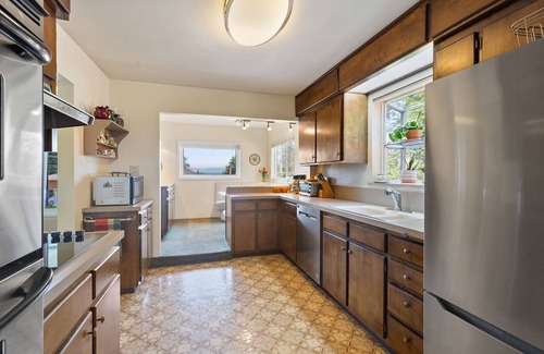 Broadview House | Peaceful 3+ BR house with mountain & water views, large deck and yard