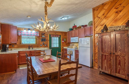 Maggie Valley Cabin | Peaceful and Relaxing Luxury Logs Cabin. Come Enjoy!