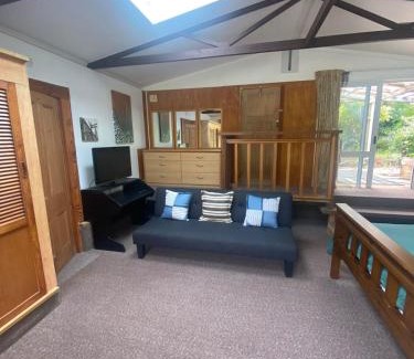 Omaui Apartment | Peaceful beachside guest house