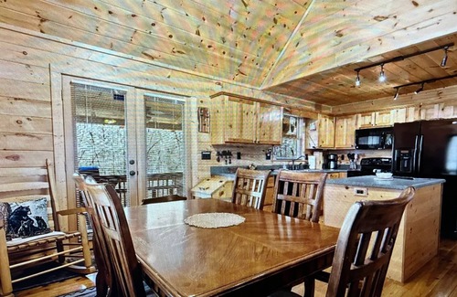 Epworth Cabin | Peaceful Blue Ridge Mtn Cabin-Gated, WiFi, Hot Tub, Fire Pit, Game Room