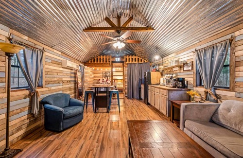 Mount Juliet Cabin | Peaceful Cabin w/TV + Wi-Fi + Firepit | Pets!