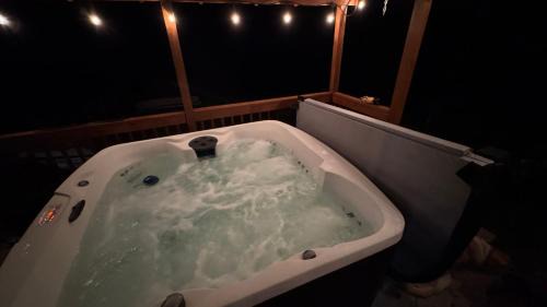 Heidelberg House | Peaceful cabin with hot tub, games, near river