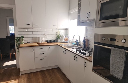Morwell House | Peaceful, centrally located, 2 bedroom cottage minutes walk to Morwell CBD.