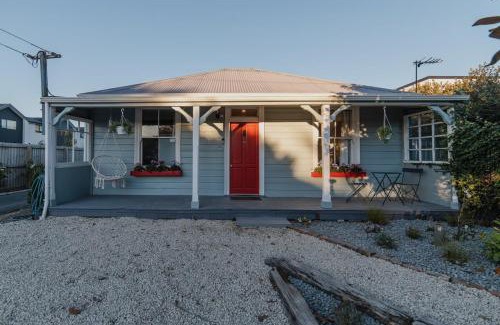 Christchurch House | Peaceful City Cottage & Hot Tub
