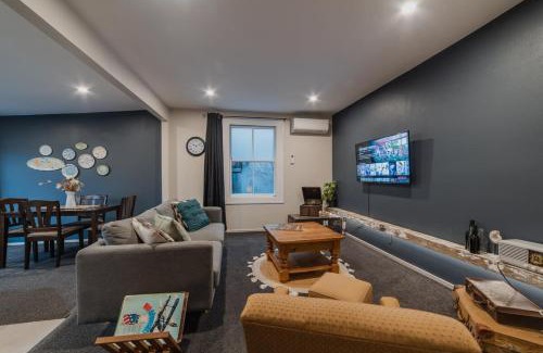 Christchurch House | Peaceful City Cottage & Hot Tub