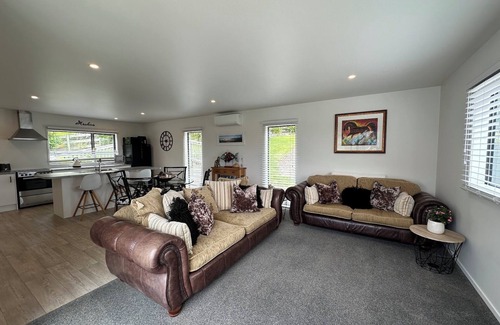 Whangarei Heads House | Peaceful Coastal Retreat with Ocean Views & Mountain Backdrop - Home from Home!
