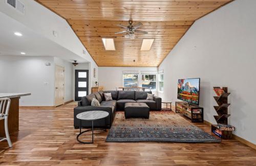 Groveland House | Peaceful Creekside Buddha Retreat