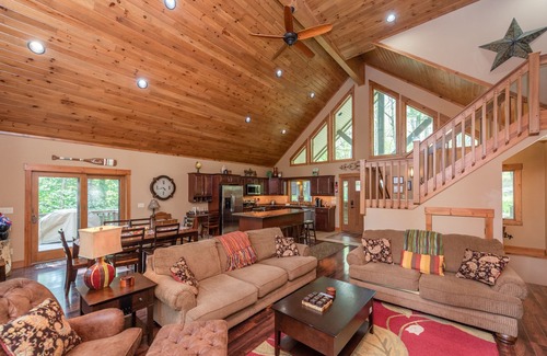 North Glade Hills House | Peaceful Easy Feelin': Lakefront, Dock, Pool Table, Horseshoes!