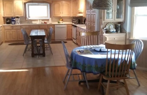 Syracuse House | Peaceful, easy feeling.: fishing, golf, wifi, quaint shops and diners