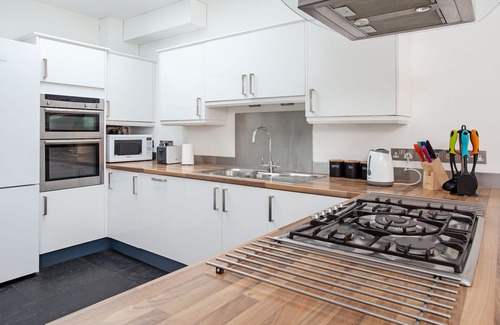 Winchester House | Peaceful elevated residential area - 10 minute walk to city centre